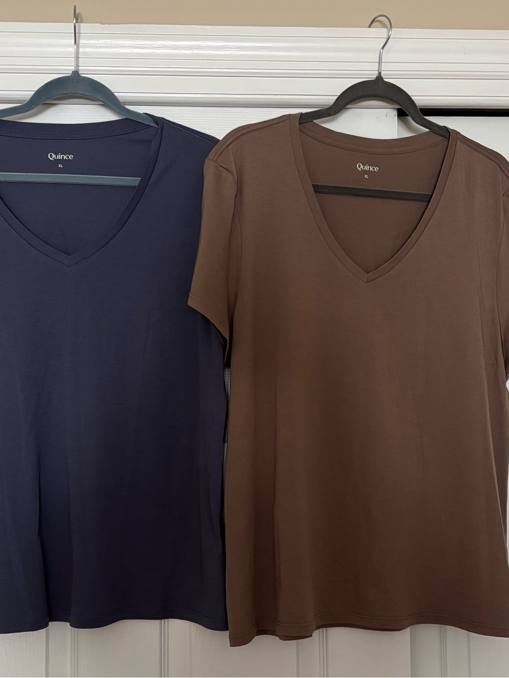 Quince V-Neck Tee - Navy & Cream